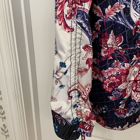 Chicos Zenergy size 3 (16-18) floral windbreaker/jacket/top with bag for storage - Picture 5 of 11